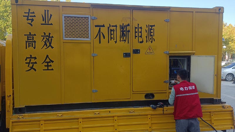 昌江柴油发电机组和UPS电源配合使用时，如何避免切换过程中的电力中断？